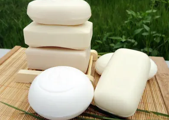 洗衣液和(hé)洗衣皂在質料和(hé)功能(néng)上(shàng)的(de)差異